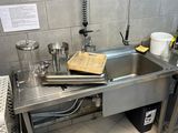 un évier de cuisine sur lequel sont posés beaucoup de plats