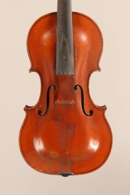 un vieux violon avec un archet sur fond blanc