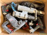 une boîte remplie d'outils électriques qui se trouvent dans la boîte