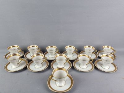 six tasses et soucoupes aux bords dorés sur fond gris