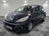 la photo d'une petite voiture bleue garée dans un garage