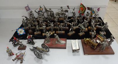 ETAINS DE FRANCE. Environ 40 Figurines en étain : Soldats de…