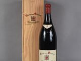 une bouteille de vin posée à côté d'une caisse en bois