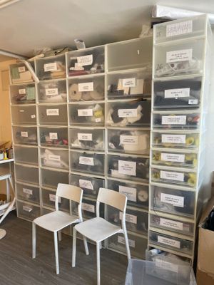 une pièce remplie de cartons et de chaises