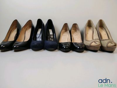 neuf paires de chaussures pour femmes alignées en rang