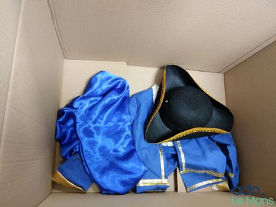 une boîte contenant un chapeau et un morceau de tissu bleu