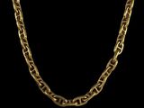 un collier à chaîne en or sur fond noir