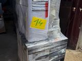 une pile de matériel informatique posée sur une palette