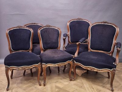 six chaises avec un revêtement bleu, un revêtement bleu, un revêtement bleu, un revêtement bleu, un revêtement bleu, un revêtement bleu, un revêtement bleu, un revêtement bleu