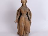 statue en bois représentant une femme vêtue d'une longue robe et d'un châle