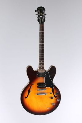 un gros plan d'une guitare suspendue à une corde