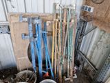 beaucoup d'outils qui traînent par terre