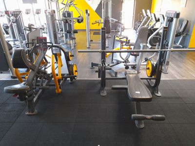 une image d'une salle de sport avec des équipements