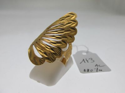 Gros plan sur une bague en or portant une étiquette