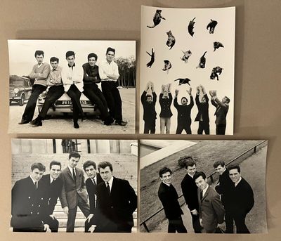 quatre photos en noir et blanc d'un groupe d'hommes en costume