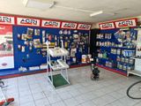 une photo d'un magasin de vélos où sont exposés de nombreux articles