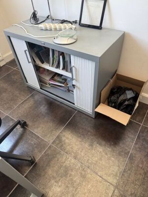 une boîte de chaussures dans un coin de la pièce