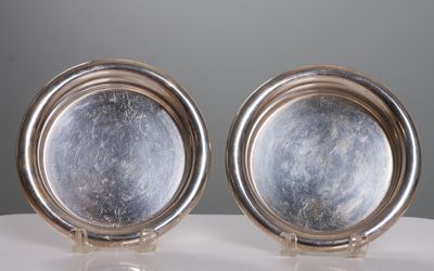Paire de dessous de carafe en métal argenté.