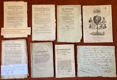 quelques vieux papiers sont posés sur une table recouverte d'une nappe rouge