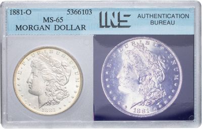 un gros plan d'un dollar Morgan en argent posé sur une carte