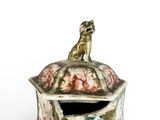 une image représentant une boîte décorative ornée d'un oiseau