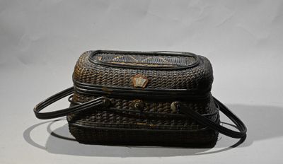 une image représentant un sac noir et marron muni de poignées