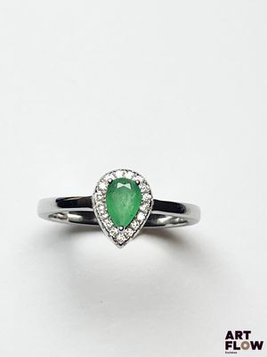 un gros plan d'une bague sertie d'une pierre verte en forme de poire