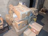 une pile de cartons empilés les uns sur les autres par terre dans une pièce