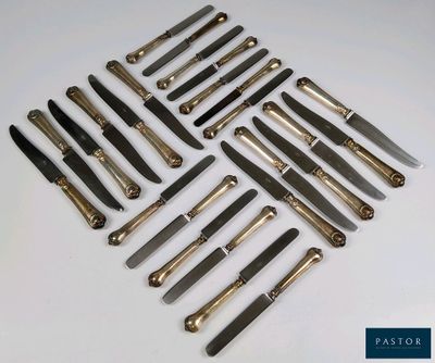 de nombreux types de couteaux différents sur la table
