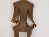 une image représentant une sculpture en bois d'un homme avec un oiseau sur la tête