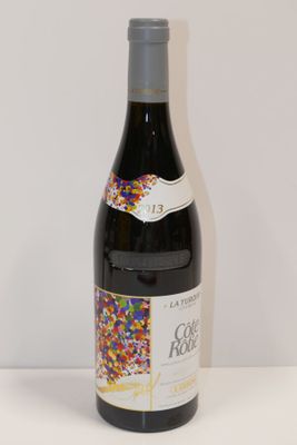 une bouteille de vin décorée de paillettes