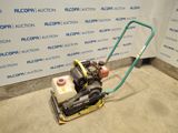 une petite machine posée sur le sol