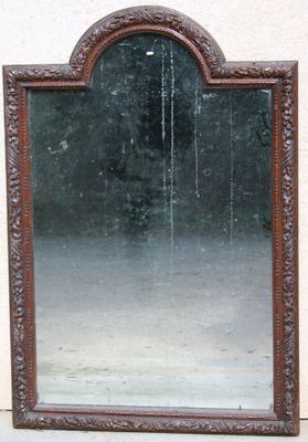 Grand miroir à cadre en bois sculpté de frises feuillagées d…