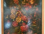 tableau représentant un vase de fleurs dans un cadre en bois posé sur une table
