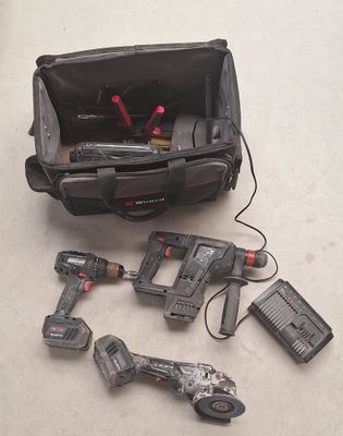 des outils posés par terre à côté d'un sac