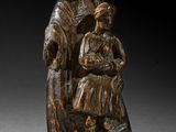 l'image d'une statue représentant une femme tenant un enfant dans ses bras