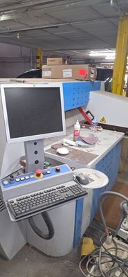 un ordinateur posé sur un bureau dans un entrepôt