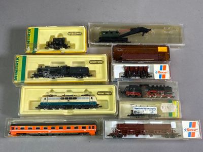 un grand nombre de trains miniatures posés sur une table