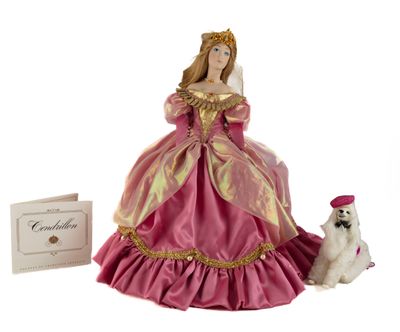une jolie femme en robe rose accompagnée d'un chien blanc