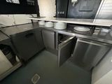 une cuisine équipée d'un évier, d'un lave-vaisselle et d'un lave-vaisselle
