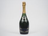 une bouteille de champagne sur fond blanc