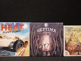 trois livres posés sur une table