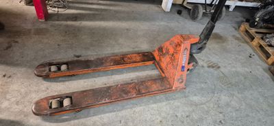 une photo d'un chariot élévateur garé dans un garage