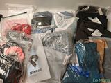 beaucoup de vêtements qui traînent dans une boîte