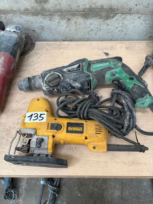 Un perforateur HITACHI. On y joint une scie sauteuse DEWALT.