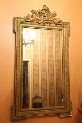 Grand miroir en bois stuc redoré de style Louis XV. - Photo 1