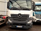 deux camions garés l'un à côté de l'autre dans un entrepôt