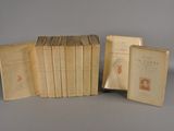 plusieurs livres sont empilés sur une table