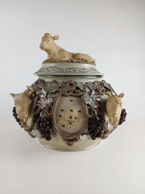 une image représentant un pot en céramique orné d'animaux