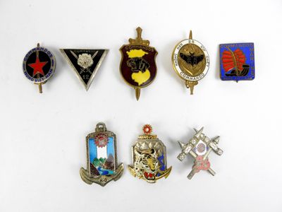 un grand nombre de badges sur une surface blanche